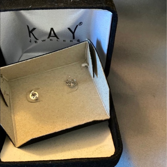 O.81 CT Diamond Earrings - Picture 6 of 8